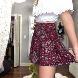 Super cute patterned skirt!🌈